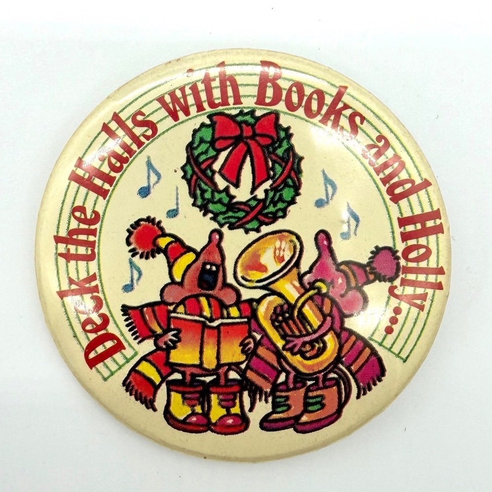 Christmas‎ Carolers Pin Button Deck the Halls with Books and Holly Wreath Music